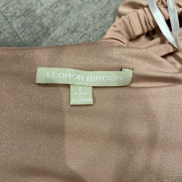 Pink crop top
Only wore it once!
By Leonor Rincon, a Colombian brand. - Picture 7 of 7